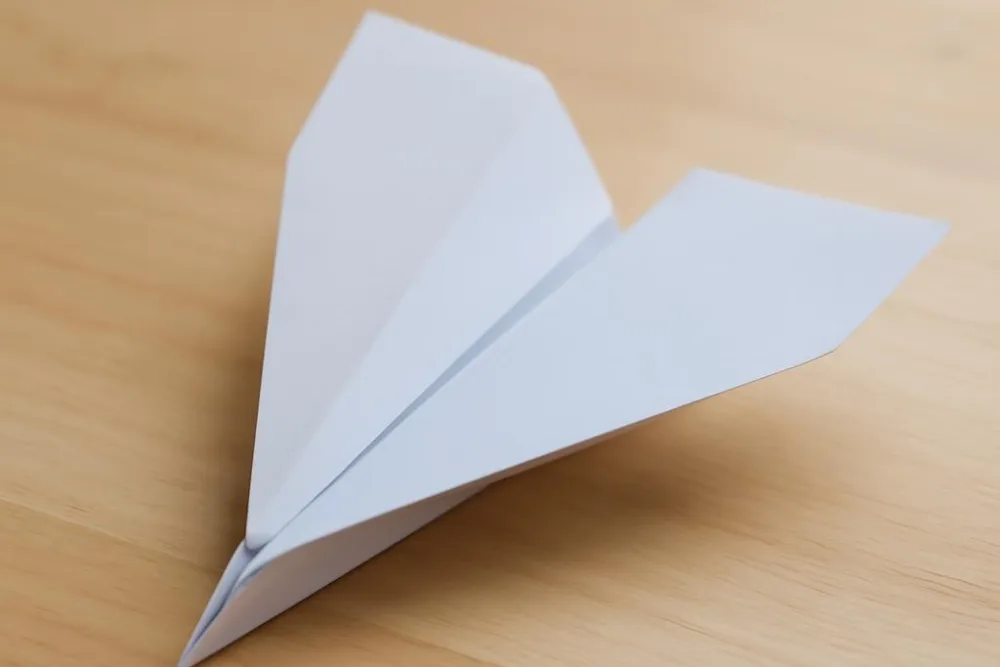 Як зробити літачок з паперу: покрокова інструкція для початківців