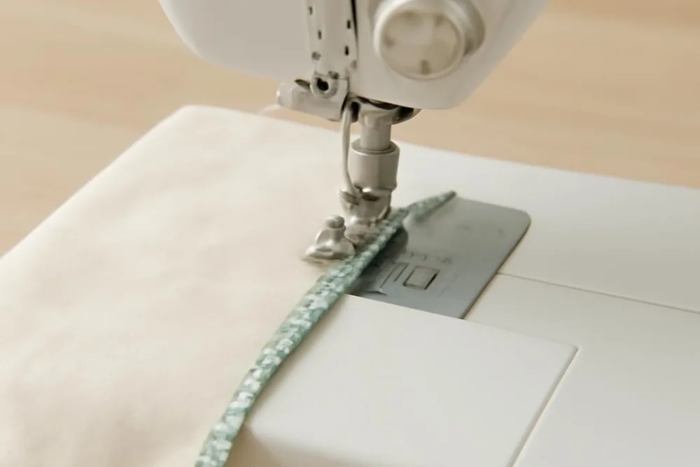 Як зробити оверлок на швейній машинці: покрокова інструкція